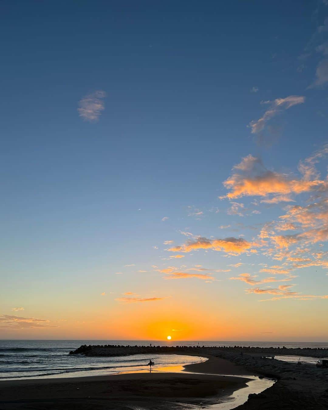 mitsuxmitsu24のインスタグラム：「Beautiful sunrise  * * 久しぶりに朝陽がのぼる時間に海へ。 * 疲れが一気に活力に変わる瞬間。 エナジードリンクより効いたかもw * * #surfing #surfer #beautifulsunrise #sunrise」