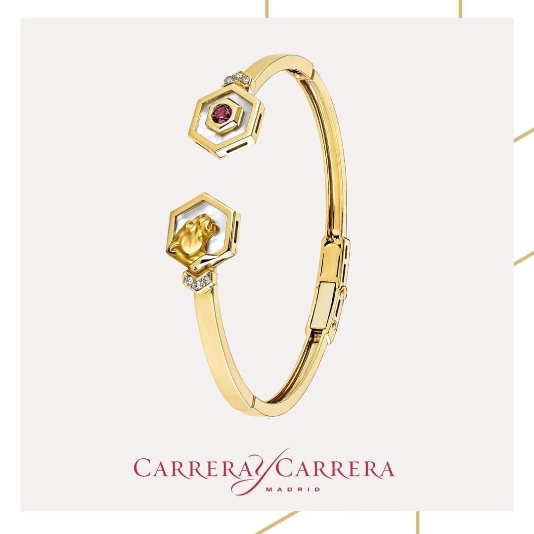 のインスタグラム：「Simple, beautiful and chic.   Yellow Gold, Diamonds, Rubelite and mother of pearl.   More details in our website carreraycarrera.com   #carreraycarreraorigen  #jewelrydesign #luxury #art #artisticjewelry #craftsmanship #handcrafted #gold #yellowgold #motherofpearl #diamonds #rubelite #highjewelry」