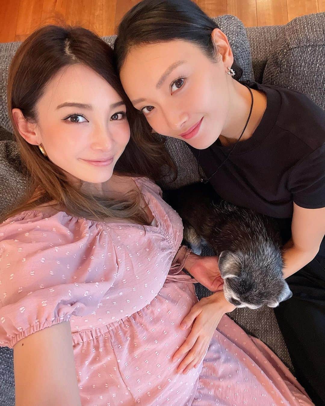 里海のインスタグラム：「もう男を出して @nanao_official に暴れ出していた 赤ちゃん👶🏻  いつも菜々緒にベッタリの @princesspririn は猫みたくなっていました😊  逆子が治りますよ〜にって お願いもしてくれました😊  なんか効きそうです😏😏  小顔すぎるので、前に出てもらいました😂」