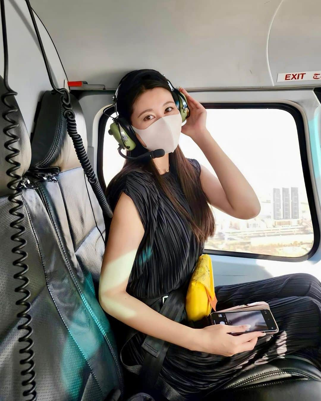 岩波彩華のインスタグラム：「初めてのヘリコプター🚁✨ ドバイの街並みが最高に綺麗すぎました😆  パイロットさんが建物とか歴史を説明しながら フライトしてくれるから45分あっという間❣️ 夜景も絶対綺麗だろうなーーー😆💫  #dubai #mylook #fashion #model  #japan #tokyo #japanesegirl #follow #撮影 #粉我 #照片 #时装 #漂亮 #我倒 #我的最愛 #攝影 #followme #高身長女子 #팔로미 #뷰티스타그램 #전신샷 #좋아요 #좋아요환영」