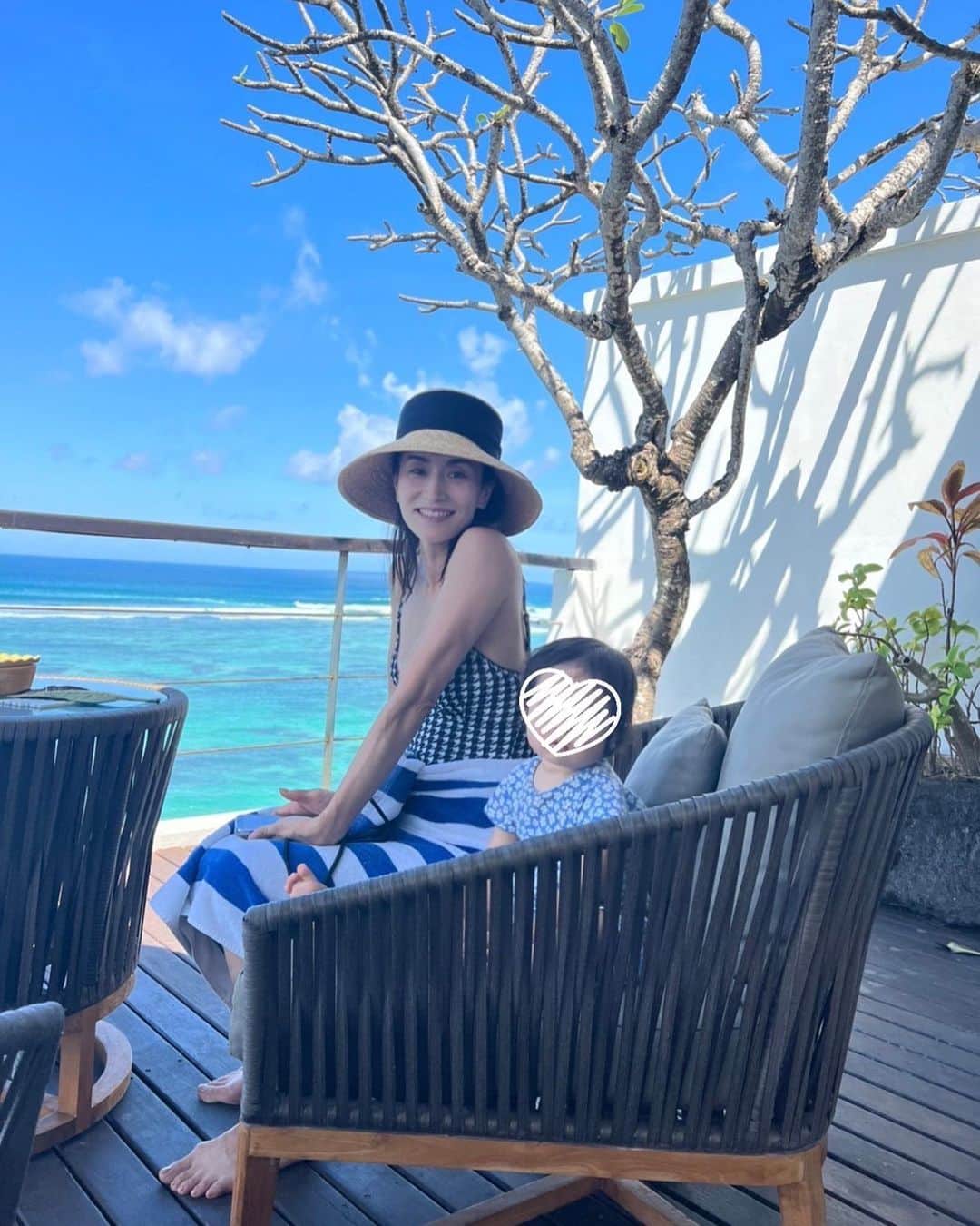亀恭子のインスタグラム：「無事帰国してますが… 旅の思い出Photo✴︎  今回の久々海外でのvacation 心身共に充電してきました。  １枚目は娘とボーとしてた時に友達がカメラを向けてくれたので、 なんか寝てなかったけど寝起きみたいに力の入ってない様子。  それだけリラックスして素の状態ということでして。  20代30代の頃は、ワーカホリック的なところもあり、 〝休む“ことを躊躇してました。 たくさん休むのはダメな気がしてた。  でも今は、 休暇は思いっきり楽しんで、 仕事とプライベートにメリハリをつけることの大切さを実感してます。  そうすることで結果、 どちらも頭の中スッキリと取り組める。  それもこれも、 働き盛りな若かりし頃を経てたどり着いたんですけどね。  4枚目の写真 長女は、 父の読んでいた本を真似してページをめくっている様子。  ６枚目の写真 長男は、 プールの底に落ちてしまった石ころを拾うのをせっせと潜って手伝ってるところ。  子供は大人の背中を見て色々学んでいきますね。  子供達がもう少し大きくなった時に。 父さん母さんカッコいい！と思ってもらえるように、 仕事もプライベートもリズム良く楽しんでる人でありたいなと。  帰国してカメラロールの写真を見返しながら思いました。  #2022summer #vacation #bali #relax #fun」