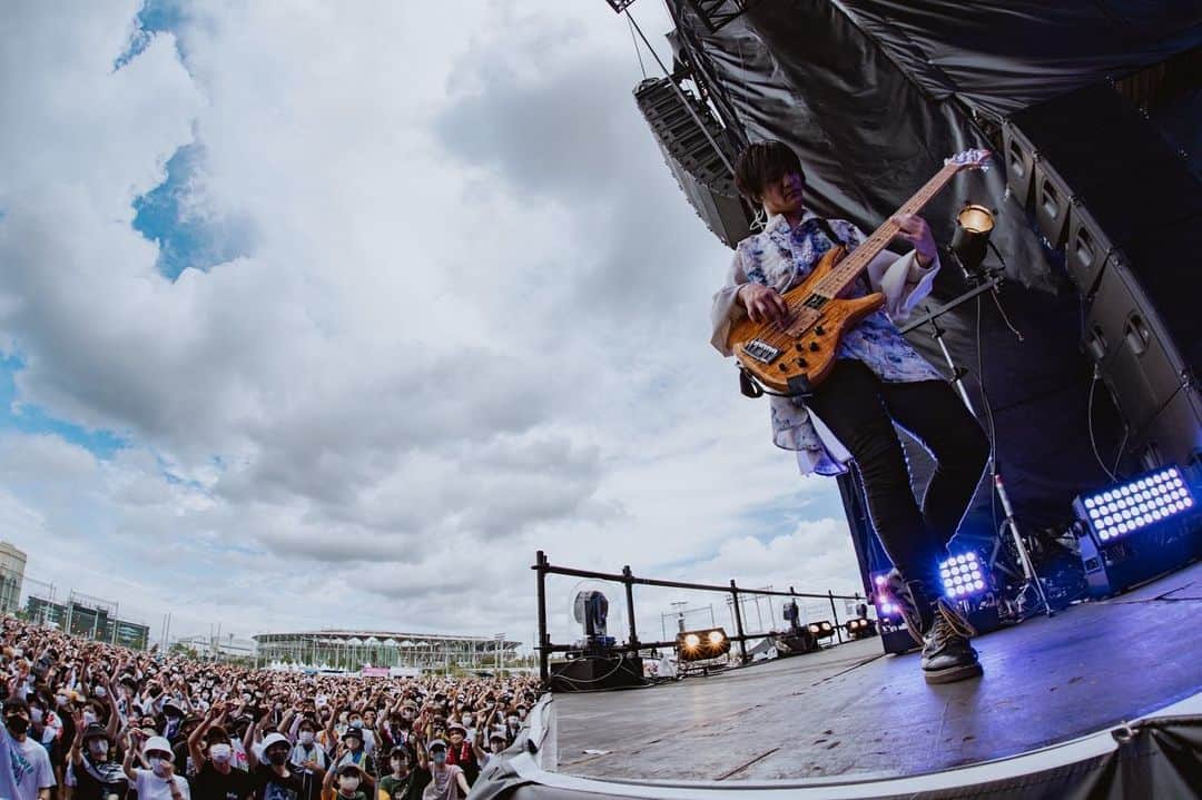 滝口大樹さんのインスタグラム写真 - (滝口大樹Instagram)「2022.8.12  ROCK IN JAPAN FESTIVAL 2022  love and caring.  photographer:@kawado_photo #感覚ピエロ #rijf2022  #rijf  #Sugiguitars #SugiBass  #instabass #daddario #NYXL」8月12日 18時25分 - daiki_bass5