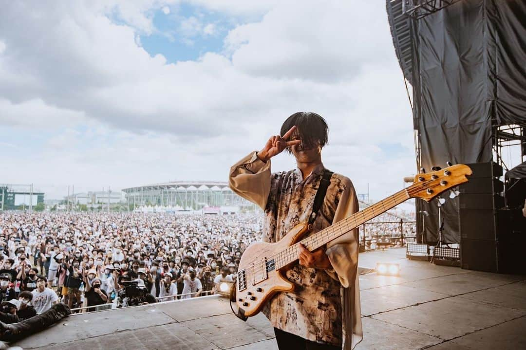 滝口大樹さんのインスタグラム写真 - (滝口大樹Instagram)「2022.8.12  ROCK IN JAPAN FESTIVAL 2022  love and caring.  photographer:@kawado_photo #感覚ピエロ #rijf2022  #rijf  #Sugiguitars #SugiBass  #instabass #daddario #NYXL」8月12日 18時25分 - daiki_bass5