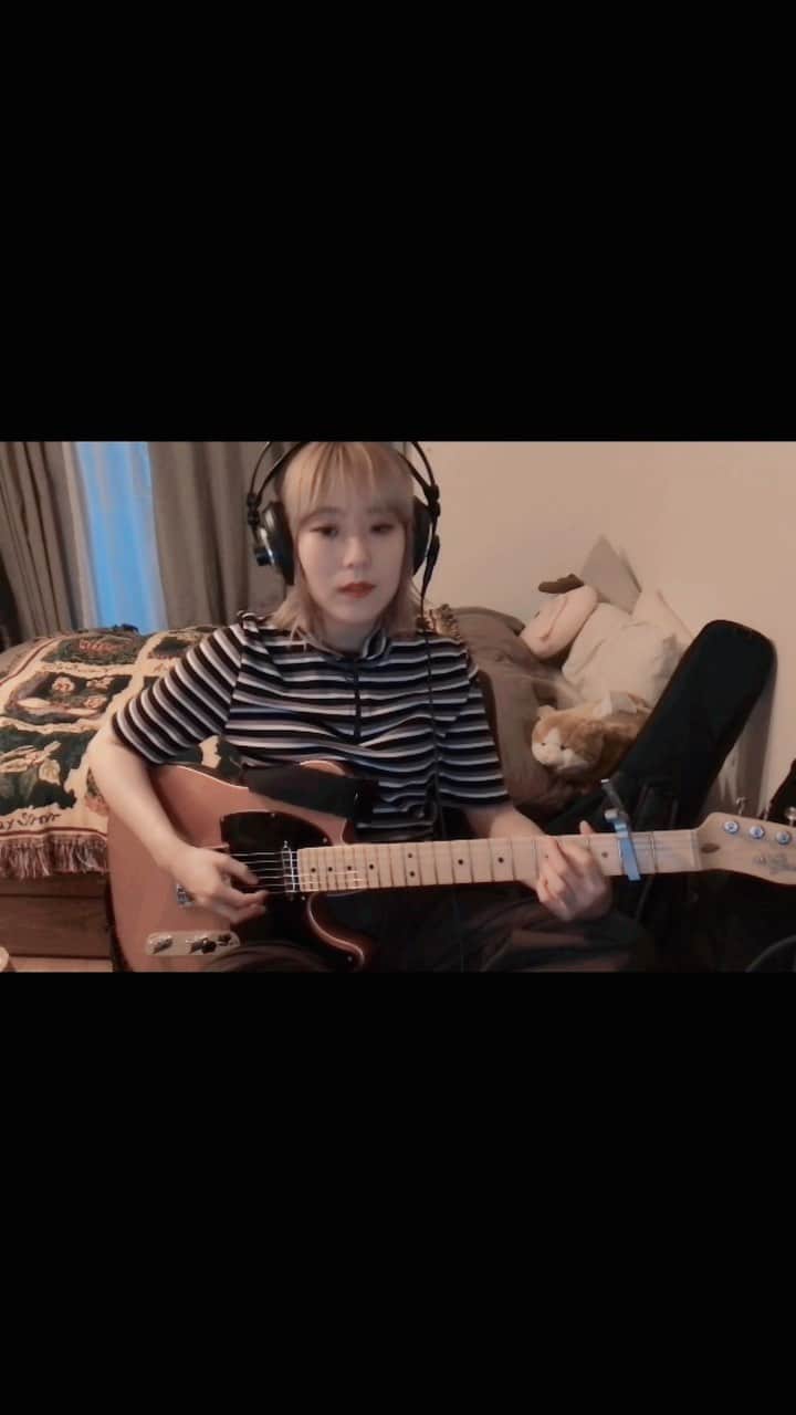 おかもとえみのインスタグラム：「作業に飽きたらギターとうたあそび🫡BONNIE PINKさんのI just want you to be happyだいすき」