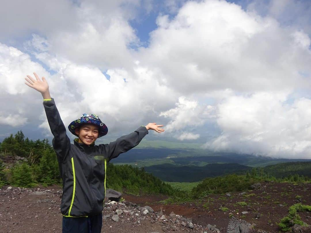 村山輝星さんのインスタグラム写真 - (村山輝星Instagram)「🗻☀️  輝星から送られてきた、夏！な写真第4弾！  富士山に登ってきたみたいです☺️☺️☺️ あれ！？年始に事務所に貼っていた 「2022年のトラいしたいこと」達成してますね！  🗻  初日は7号目泊、ご来光はここから眺め、2日目の早朝から富士山頂上を目指し、その日のうちに下山しました。  最終日は富岳風穴等を見学し、夕方に元気に帰宅して来ました。  登頂した証を『金剛杖』に焼き印してもらったそうです！ お土産に『富士山 Tシャツ』も買いました。3日振りに、元気にいっぱいの顔を見せてくれました。  by 輝星母  🗻  #村山輝星 #劇団東俳 #Tプロジェクト #子役 #きらり #富士山 #富士山登山 #富士登山 #富士山頂 #mtfuji #夏 #summer #山登り #目標達成」8月12日 18時59分 - murayama_kirari_staff