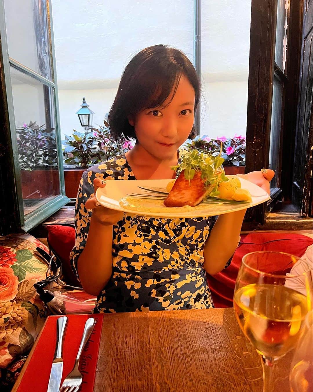 京佳のインスタグラム：「🇸🇪🇸🇪🇸🇪🇸🇪🇸🇪🇸🇪🇸🇪🇸🇪🇸🇪🇸🇪🇸🇪🇸🇪 I had a salmon in Stockholm サーモン食べた！！ミートボール🧆も ちょっと食べたけどソースが超美味しかった😭💕結局ソースで決まるよね☺️笑」