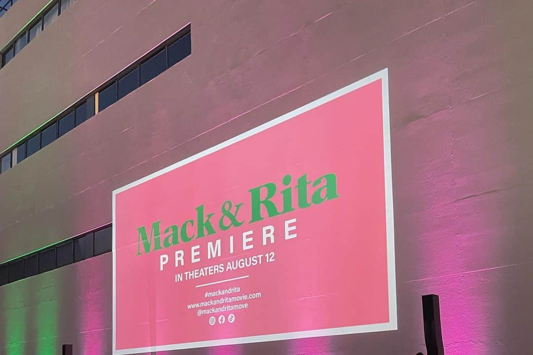 エリザベス・ライルさんのインスタグラム写真 - (エリザベス・ライルInstagram)「What a night celebrating the premiere of Mack and Rita 🌸 so grateful for everyone involved in this film. In theaters this weekend!」8月12日 10時54分 - elizabethlail