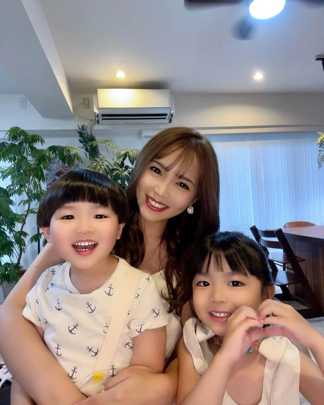 のインスタグラム：「#cleaning 🧹 ． ． 先日、家事代行のベアーズにエアコン掃除をお願いしたよ☺️✨ 普段自分で掃除をしててもなかなか手の届かないところが多すぎてずっと気になってたんだよね… 実際どれだけ汚れてるのか見るのもこわかったけど、勇気を振り絞って💪🏻 ． すごく丁寧に分解してくれて、掃除をしてくれて、結果…中はこんなにも汚かった…(閲覧注意💦) こんな汚れを通して出てきてたなんて、絶句よ…😭 ． 掃除してもらってからはすごく気持ちよく過ごせてる🥰👌 頼んで良かったぁ❤️ 接客もとても良く、丁寧で安心でとても良かったです☺️🙏 ． ． @bears_fc_cleaning  @bears_official_ig  #家事代行ベアーズ　#家事代行 #ハウスクリーニング　 #東京ハウスクリーニング　#エアコンクリーニング」