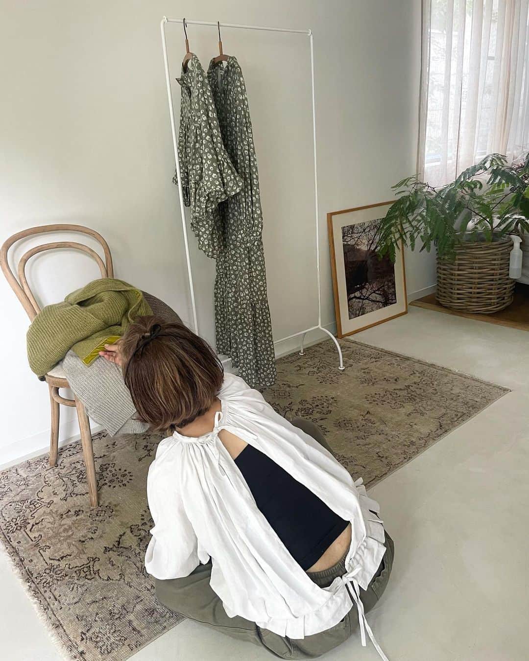 のインスタグラム：「fri.12 Aug.2022 おはよー このあと12:00より セクチーなゲストを およびしてインスタライブやります💋 今日のゲスト、露出狂なもんで、 パンティ見えてなくてよかった🩲」