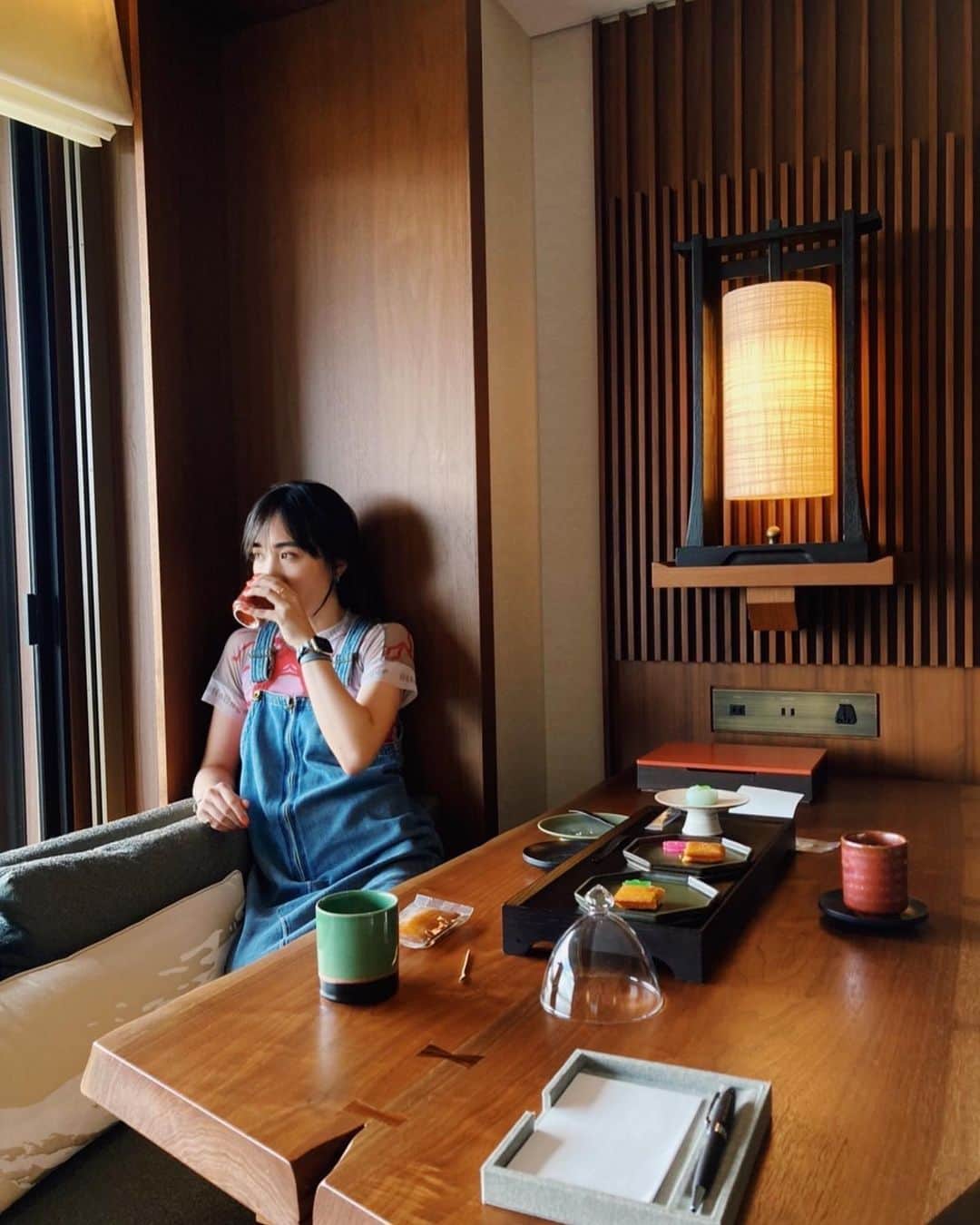 のインスタグラム：「先日京都へ仕事で行った際に @hotel_the_mitsui_kyoto に宿泊させて頂きました🏯  京都に行ったら仕事の合間もすぐ外に出て観光したりするんだけど、窓からの二条城、お茶室、中庭眺めながらビール、雰囲気の良いバーとレストラン、地下のスパ...とホテルで楽しめてしまうのでずっと篭っていました笑  京都を満喫できる建物や体験もそうだけどスタッフの皆さんが本当に気の回る素晴らしい人たちなので見習うためにも笑、今度はプライベートでも行く!  #hotelthemitsuikyoto」