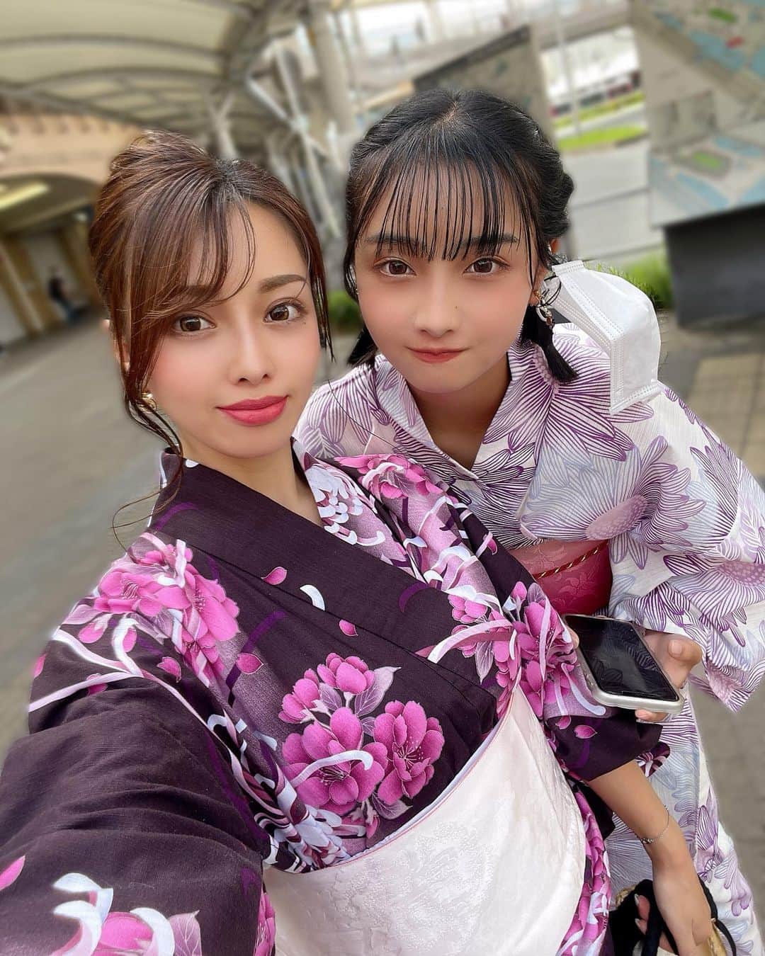 のインスタグラム：「幼馴染とお祭り💗 今のプリクラ 全く使いこなされへんくて 娘に教えてもらった🙄  わかったことは 前髪補正までできちゃうのと 今の時代の子は 無駄に落書きしないって事w  顔出しNGの友達多いけど プリクラ宇宙人みたいやし 良いやんな👽？w #晒してから言う #プリクラ #祭 #カラオケ #1日満喫」