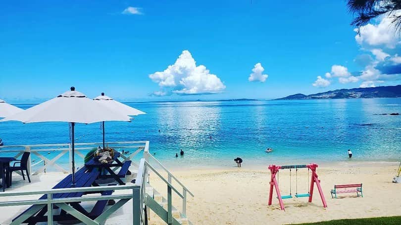 知念里奈のインスタグラム：「旅行にも遊びにもいけず、夏らしい事してないよ、、、 という方！ 一緒にこの写真を眺めましょう😍 大好きなビーチの大好きな景色♡  @missionbeach.sd  #沖縄 #名護 #ミッションビーチ  #whatawonderfulworld」