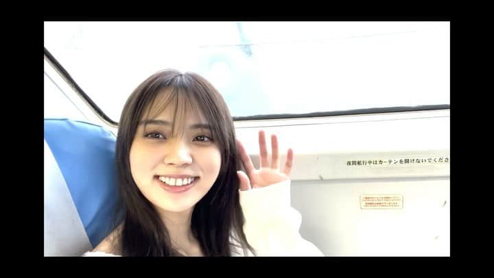 小林由依のインスタグラム：「屋久島に向かう船の中からもういっちょ🚢 実は天候が悪くて飛行機が飛ばなかったので急遽高速船に乗りました💦  でもピンチはチャンス✨ ポジティブに進みます💨 (撮影の時だけマスクを外しています🙇‍♀️)  #小林由依2nd写真集 #ぽん観察 #小林由依 #櫻坂46 #ゆいぽん #ゆいぽんdayまで53日 #10月4日発売」