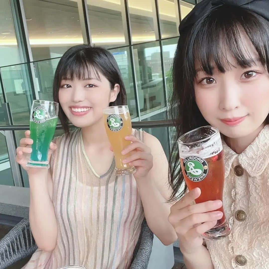 四葉杏果（松村有花）のインスタグラム：「投稿がなぜか消えてしまったのでもう一度あっぷ(*^^*)  ベンジャミンステーキハウス東京ガーデンテラスさんに石川不ニ夏さんと行ってきましたー！  サマーカクテル4種と ◆AJISAI(ブルーハワイとビールのミックス） ◆BERRY'S CANDLE（ミックスベリー、クランベリージュースとビールのミックス） ◆PLUMERIA"(パッションフルーツとビールのミックス） ◆GOLDEN SUNFLOWER(ジンジャーエールとビールのミックス）  ビールに合うビール専用熟成肉ブッチャープレート ◆熟成肉とガーリックシュリンプのスキュワーズ（串差し） ◆ベンジャミン特製熟成ベーコン ◆季節野菜のグリル ◆フライドポテト ◆オリーブ  あとチーズケーキをいただいてきました！ 個人的にはブルーハワイのビールが１番美味しかったな♫ ビールにアレンジを加えるだけでこんなに味が変わるのかと驚き！ どれも美味しかった✨ シュリンプがめちゃくちゃ大きかった！プリプリでえび好きにはたまんないね♡ 追加で何か頼もうかと思ったけどこのプレートだけで二人ともお腹いっぱい幸せいっぱいになったので、デザートでチーズケーキだけ食べたんだけどこれ一つを二人分に分けて貰ったあとなの！ 十分量合って一つを2つに分けてもらったのにそれぞれこんなに綺麗に飾り付けしてもらって最高(*^^*)  夜景もきれいだったよー!  PR @benjaminsteakhousekioicho #ベンジャミンステーキハウス #紀尾井町グルメ #赤坂見附グルメ #赤坂グルメ #赤坂ステーキ #熟成肉 #ビアカクテル #テラス席あり」