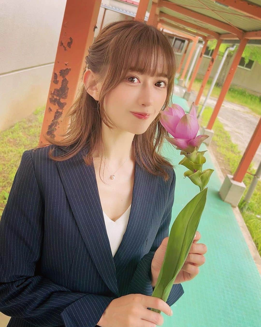 希島あいりのインスタグラム：「恵比寿マスカッツ10th記念 アルバムが8/10に発売されました！  新曲 七色ストーリーMV公開🌈 youtu.be/Rg1FX-O5YZs  第2世代の卒業ソング... 明日のライブで初披露します。  何度聴いても目頭が熱くなるし... 寂しい気持ちもあるけど前向きな曲 だから笑顔で歌いきりたいな✨  “ここから繋がるマイストーリー”  とてもエモいので沢山聴いてね🥺  明日はよろしくお願いします！！！  #恵比寿マスカッツ #拡散希望 #マスカッツありがとう #七色ストーリー #恵比寿マスカッツ真夏の卒業式 #スーツ #音楽 #ライブ #MV」