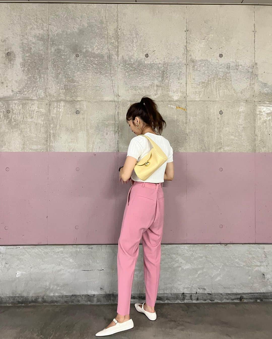 近藤千尋のインスタグラム：「TBSの駐車場と色がリンクして💓笑 生放送と同じ、 ポニーテールのまま私服撮ってもらったよ🥰  今日もラヴィット ありがとうございました🤍🐰 ジャンポケさん一年ぶりのスタジオで ストレッチャーズ面白かった💕 夏休みspのVTRもワクワク📺✨ おたけサイコッチョー🙏🙏🙏  衣装のクレジットです⏬  ウェア @tiit_tokyo @the.pr_  アクセサリー @unoaerre_japan  シューズ @dianashoespress」