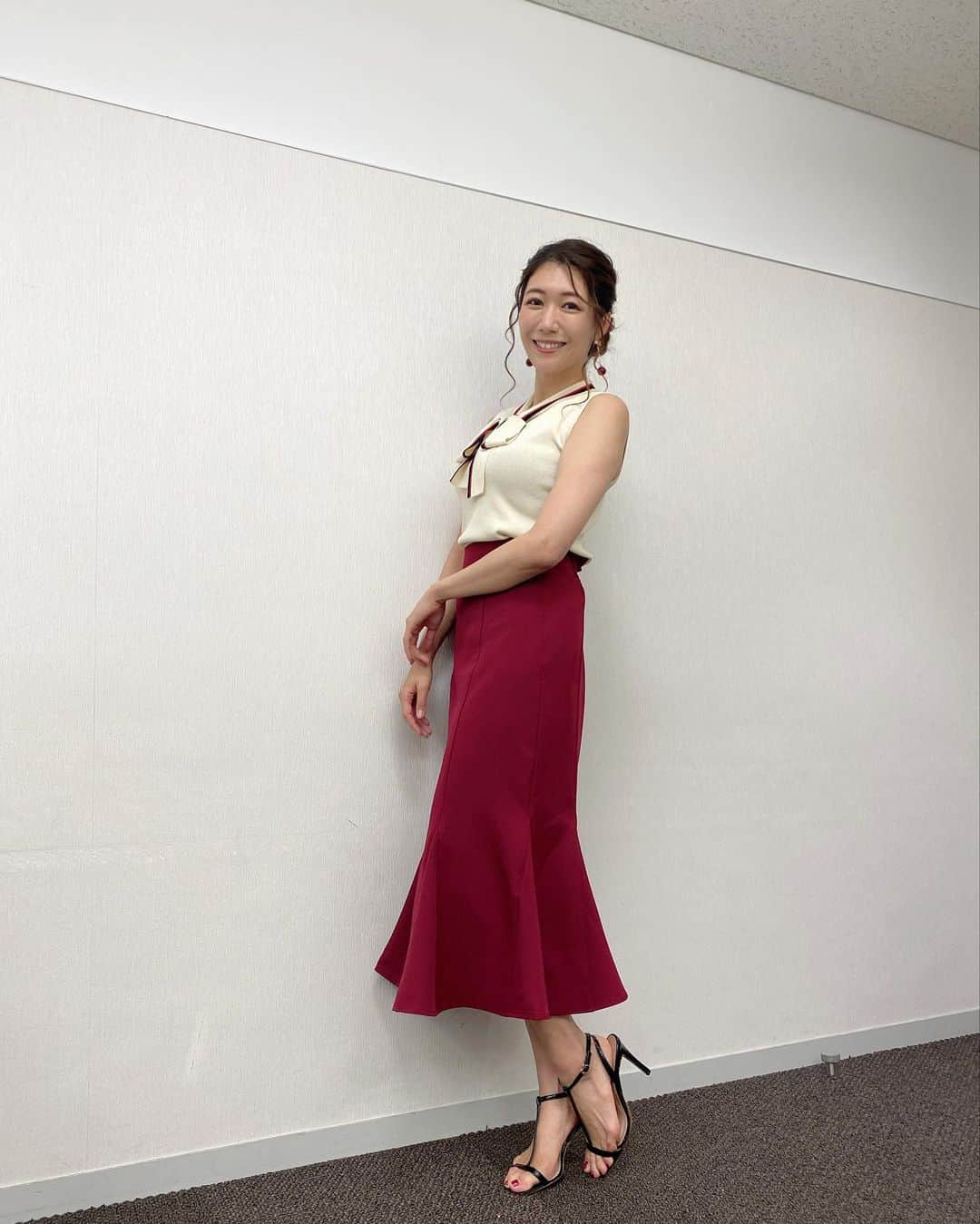 のインスタグラム：「木曜アベプラ衣装👗 今日は太平洋側の地域で雨が降りやすく風も強いです☔️ タイトめなボトムスがオススメですよ！  tops→ @andemiu_official  #アベプラ　#気象予報士　#明日コレ着よコーデ　　#ほかのん #fashion #cordinate  　#ファッション #猛暑日コーデ　#風対策コーデ 　#fashion #cordinate #weatherreport #お天気コーデ 　　#8月コーデ　#衣装 　#アナウンサーコーデ　　#夏コーデ　#ブラウスコーデ　#マーメイドスカートコーデ  　#夏色コーデ　#お天気キャスター　 #weatherforecast #お天気お姉さんコーデ 　#170センチコーデ」