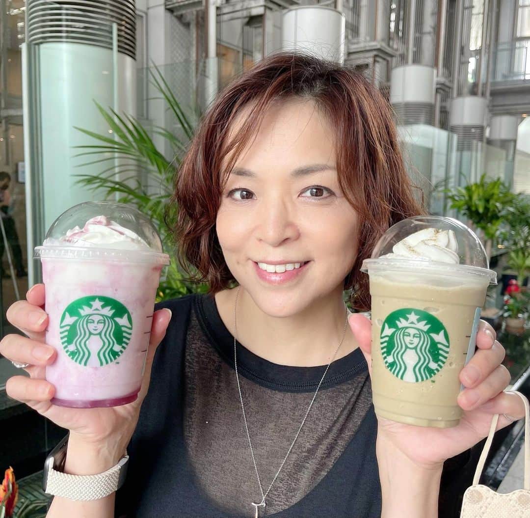 石原詢子さんのインスタグラム写真 - (石原詢子Instagram)「スターバックスのフラペチーノを２種類買いしちゃった！ あ、でよ全部飲んでないよ！ ほうじ茶フラペチーノは大人のスイーツって感じ。 美味しかった！  #スターバックス #ほうじ茶フラペチーノ #ぶどうフラペチーノ #じもとふらぺちーの #スイーツ #モバイルオーダー #美味しいもの #スタバ #石原詢子 #2種類買い」8月12日 12時51分 - junko_ishihara.official