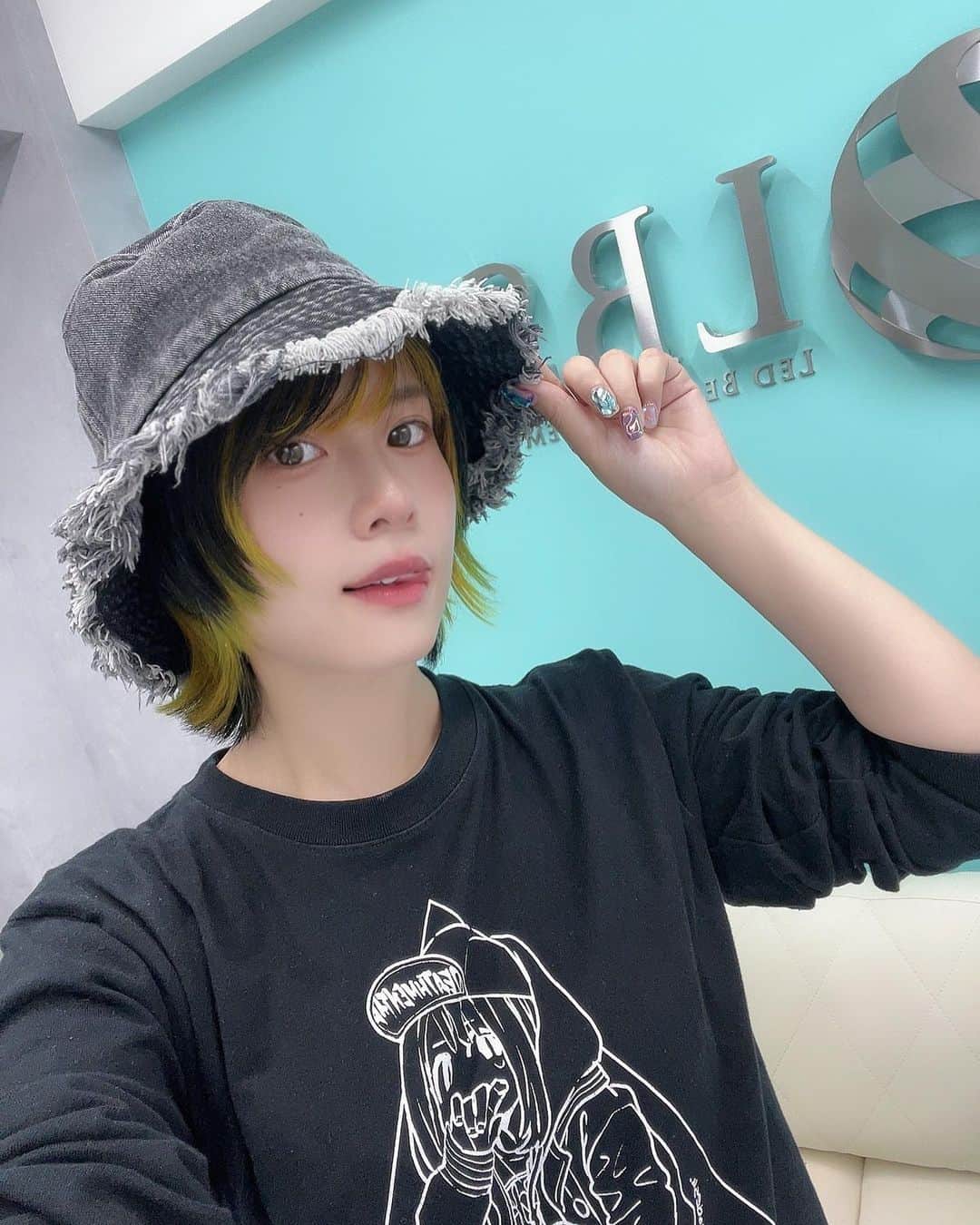 七瀬さくらのインスタグラム：「ホワイトニングしてきた🦷🦷🦷 コミケ前日なのでホワイトニングしてきましたー！  歯の手入れを褒められて上機嫌でした✨ 色素が沈着しにくいハーブティーを出していただき、お土産としても頂きました- ̗̀🎁 ̖́-  ハイパワーのものと普通のものがあるらしく、5分間照射するだけでいいハイパワーのものを2セットしていただきました✨  2トーンくらい上がってハピハピです꒰ঌ♡໒꒱  これで明日からのコミケの準備のひとつが終わりました☺️ あと1000個くらい準備あるので頑張ります💪🔥🔥  明日！東京ビッグサイトで会おうね！ 西2ホールのい30bだからね！ ホワイトニングした🦷でお待ちしてます💙  PR @lbswhiteningkinshicho #LBSホワイトニング錦糸町店 #錦糸町ホワイトニング #セルフホワイトニング専門店 #錦糸町セルフホワイトニング #歯のホワイトニング #セルフホワイトニングサロン #LBSホワイトニング」