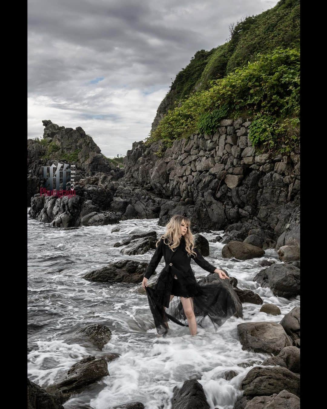 松すみれのインスタグラム：「⁡ ⁡ －波立てる海－ ⁡ ⁡ 思考や感情が波打つ、荒れ狂う自由の海には波がつきものである。 ⁡ ⁡ photographer ; @masa_graghy207  ⁡ ⁡ #札幌被写体 #モデル  #北海道 #函館 #海 #波 #ポートレート  #その瞬間に物語を  #sea #ocean  #jp_portrait部  #jp_mood #ig_japan  #total_japan  #lovers_nippon_portrait  #jp_portrait_collection  #Instagramjapan  #earth_portraits  #splus_cameraclub  #portrait_lovers_united  #good_portraits_world  #dynamicportrait  #portraitfromtheworld  #ig_bless_woman  #bestphoto_japan  #explorejpn #jp_portrait  #somewheremagazine  #portraitkillers  #japan_bestpic_」