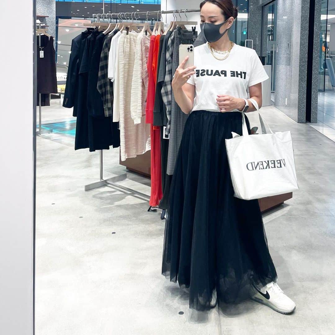秋定麻紀子のインスタグラム：「チュールとTシャツとスニーカー。  今年は大きな小物をプラス。 でもチビだから(156) 付けてもいいバランスの計算が課題です。  ロングネックレスも長すぎてしまったり。 ヘッドの大きさと全体のバランスを見るにも重要。  チビはチビなりに頑張るのです。」