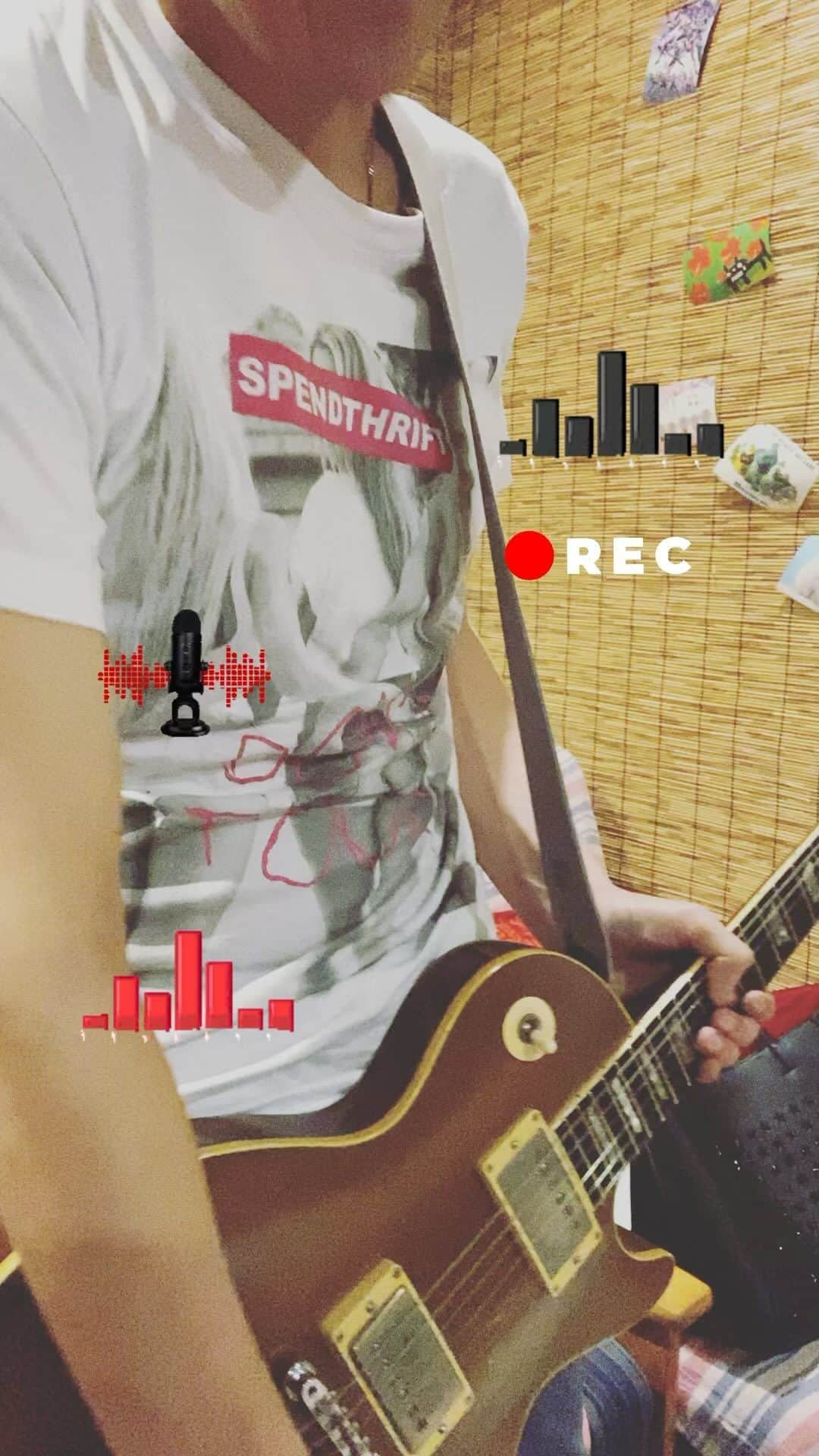 森純太のインスタグラム：「新作「SHA-LA-LA」EP収録曲のセルフライナーノーツ 後編。  ③take it easy これは去年の作品だけどデジタル配信のみだったからCDとしては初。  旅(ツアー)をテーマにした歌詞って初めてじゃないかな。  ソロとしての活動を始めてすぐにコロナ禍になって、思うように活動が出来なくなったんだよ。 その中で「気軽にLIVEやりたい。」「気軽にLIVEに来れるような生活に戻って欲しい。」そんな気持ちでtake It easyにしたんだと思う。  歌詞自体は普遍的な詩だから、一緒に旅してる気持ちになってくれたら嬉しい。  ・ ・  ④Starlight 2022  この曲、思い入れがあって再録しちゃった。 元々はJSW解散した後に書いて「wats up」(2000年)(初ソロアルバム)に収録した曲なんだ。  ソロLIVEでたった一人でやってて「今の頭の中で描いてるサウンドでレコーディングして皆んなに聴いて欲しい。」と思うようになって来て…遂に具体化したワケ。  基本的なアレンジはほとんど変えてないけど、ボーカルのハーモニーも新しいアイデアを導入したりして、レコーディングは(4曲とも)凄い楽しかったよ。  これで新作SHA-LA-LA EPの全曲解説は終わり。  皆さんに分かりやすい話だったかな？  明日JSW恵比寿リキッドルームのツアーファイナルで先行販売！ いち早くCDを購入して聴いてくれる人もいるんだよね！  ・ ・  因みに森純太オフィシャルショップで通販受け付けてます。  明日の恵比寿リキッドルーム 配信もあるぜ。 アーカイブで数日見れるから皆んなよろしくね。  ・ ・ ・  #森純太  #ソロ #シャララ #4曲 #ベース #も弾いてる #junskywalkers  #ジュンスカ #starlight  #lespauldeluxe  #lespaul #レスポールデラックス #レスポール #gethappy #recording #レコーディング #みんな #よろしくお願いします」