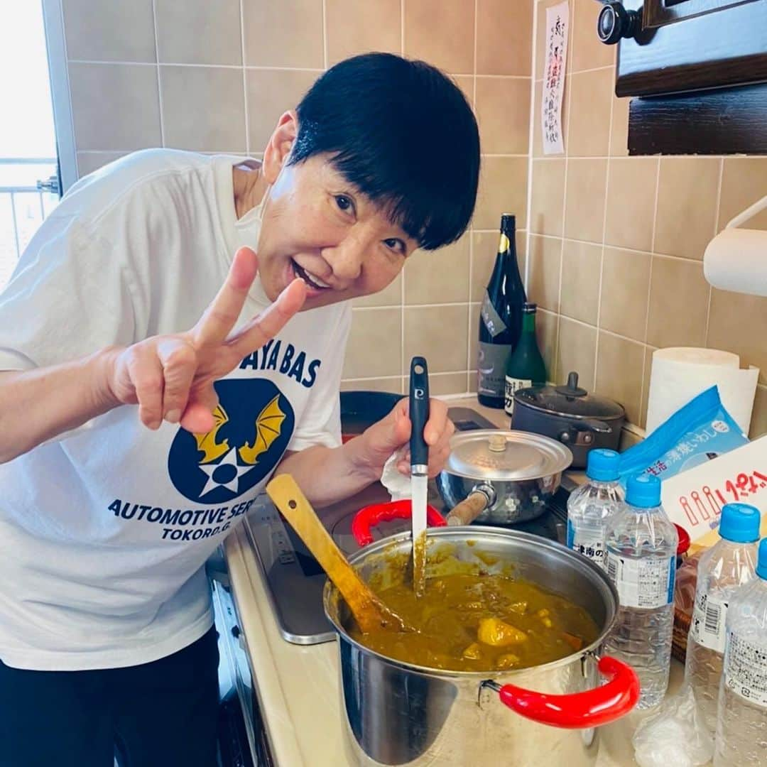 和田アキ子のインスタグラム：「なんかカレーがどうしても食べたくて、お店のじゃなくて、昔ながらのじゃがいもが溶けたとろーりカレーを。旦那もマネージャーも食べたいという事で、頑張って玉ねぎ12個、じゃがいも18個、ニンジン6本、牛肉2.5キロ。四日間かけて仕込んで、煮込んで、毎日煮込んで、残念ながら、手が腱鞘炎💦💦 でも、旦那もマネージャー達も喜んで3杯おかわりするくらい食べてくれて、『アコちゃん食堂』無事終了😊😊 （当分、カレーは食べません笑笑） PS写真のカレーは、皆んなが食べ終わって、お裾分けする前の写真です❗️ どんな量だったか分かるでしょ🤣🤣 #ako50th #アコちゃん食堂」