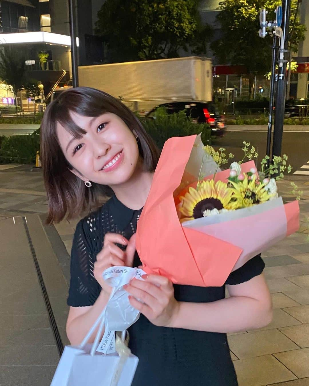 岡田美里さんのインスタグラム写真 - (岡田美里Instagram)「誕生日が近い友達とお互いに祝う会🎂❤️ 閉店の時間まで語り過ぎた笑  Miss diorのボディミストをもらったからこれからたくさん使っていきたいナ~  #表参道ディナー #誕生日ディナー #花束 #ひまわり」8月12日 15時13分 - okada__misato