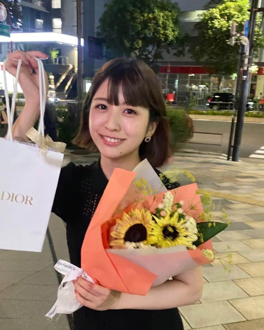 岡田美里のインスタグラム：「誕生日が近い友達とお互いに祝う会🎂❤️ 閉店の時間まで語り過ぎた笑  Miss diorのボディミストをもらったからこれからたくさん使っていきたいナ~  #表参道ディナー #誕生日ディナー #花束 #ひまわり」