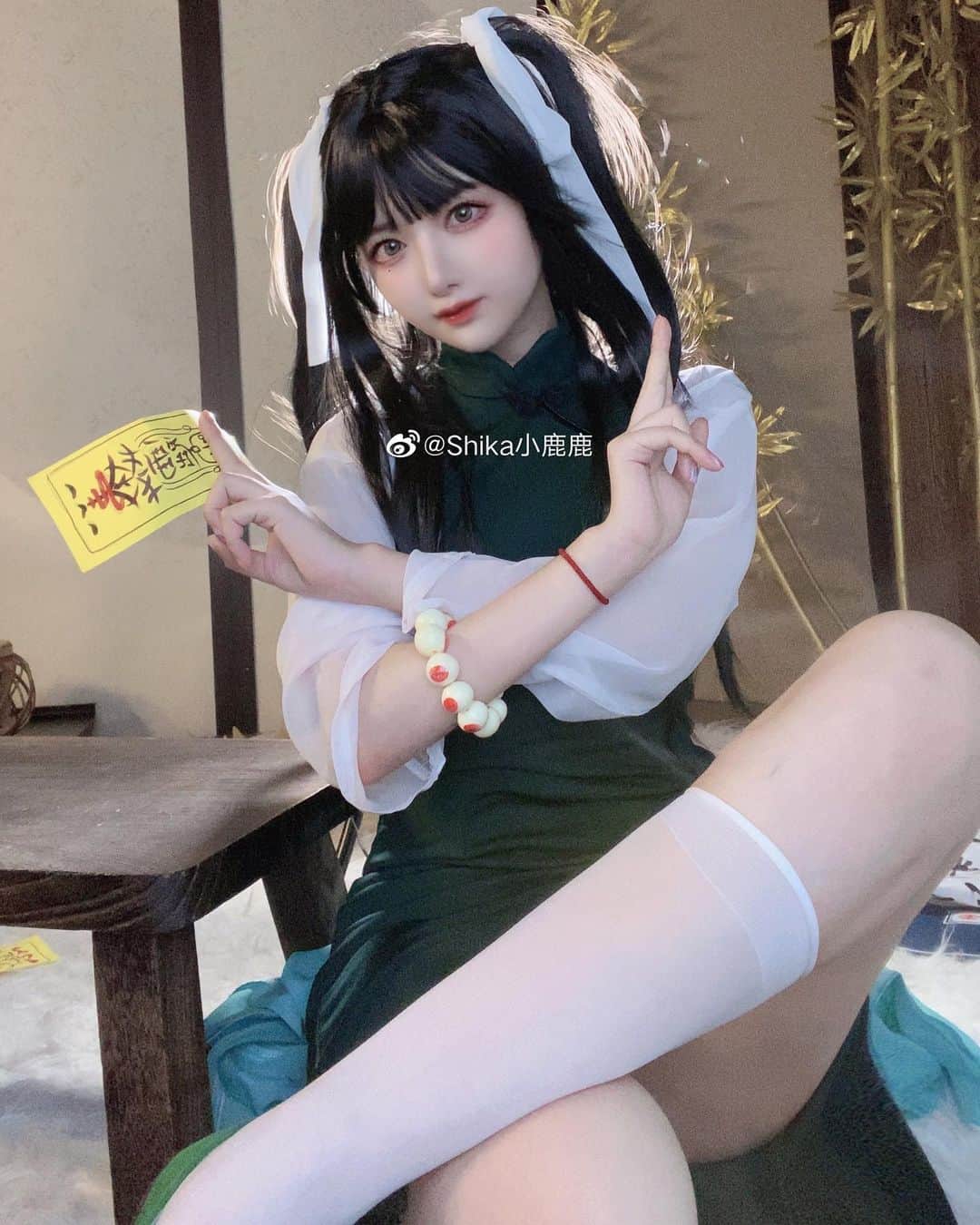 shikaのインスタグラム：「我叫药指，是一个平平无奇的驱鬼道士。  今日はお中元です～  #cosplay #cosplaygirl  #コスプレ#コスプレイヤー #コスプレ女子」