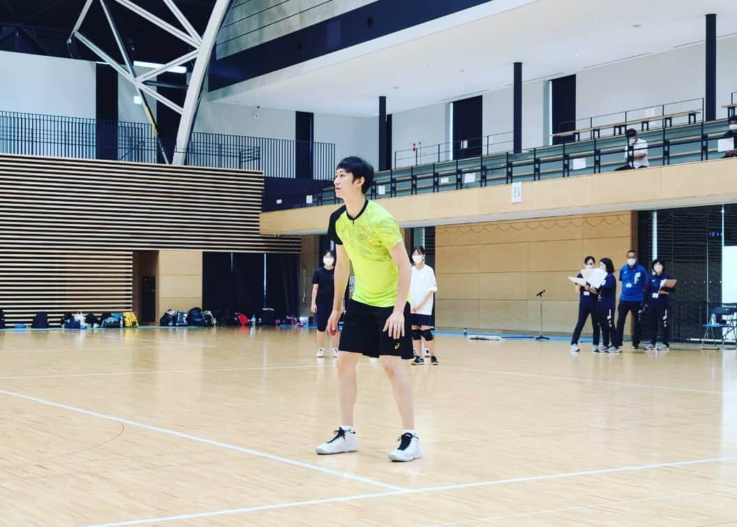 柳田将洋さんのインスタグラム写真 - (柳田将洋Instagram)「2022.8.10 【 THE MATES 】    先日、ASICSと共にVOLLEYBALL CAMPを兵庫県の三木山で実施しました。現役の時だからこそ伝えられるスキルや想いを大切にして臨みました。 これまでアスリートとしてバレーボールを体現してきましたが、このプロジェクトでは参加者に対してどうやって伝えるか、意識してもらうかというところなど、僕の方もとても勉強になる事がたくさんありました。  まだまだスタートしてばかりですが、ロゴにもある通り、これからも日本各地色々なところで実施していきたいと思っています。また今後は様々な垣根を越えてたくさんのアスリートやコーチなどと共に参加者にとって更に吸収できる事が増える時間にしていきたいと思います。  参加してくださった三木市の皆様、サポートいただきました三木市教育委員会、三木市スポーツ協会の皆様、ありがとうございました。  #THEMATES #VOLLEYBALLCAMP #ASICS」8月12日 15時42分 - masahiro.8.0706