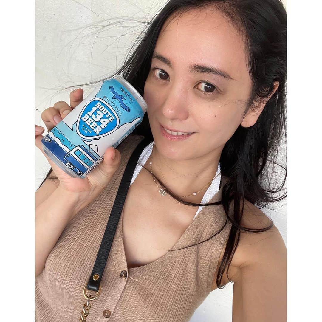 脊山麻理子のインスタグラム：「ROUTE134BEER！キンキンに冷えてやがる♡この夏限定の逗子まで続く海岸線の名前のついたこちらのビール、フルーティで夏にピッタリ♡飲みやすかったあ♡  #鎌倉ビール #ROUTE134BEER #海の家 #片瀬江ノ島 #新江ノ島水族館前 #西浜 #大人の海の家 #夏限定 #SUMMER2022」