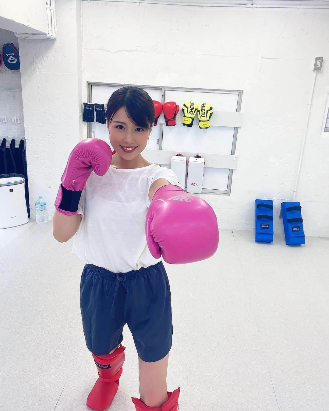 道岡桃子のインスタグラム：「パンチ🤜🔥  今日は、初めてキックボクシングをしました❣️  格闘技を見るのが好きで、ずっとやってみたかったんです😊❤️  見るのとするのとはえらい違い💦  ここは恵比寿にある女性専用のジムで、初心者にもとっても丁寧に教えてくださりました✨  こんなに男性を蹴ったのは初めてで、貴重な経験となりました❣️笑  ストレス発散になりますね💪  もっと強くなれるよう頑張ります🔥🔥  #アナウンサー #フリーアナウンサー #恵比寿ガーデンプレイス #ボクシング女子 #ボクシング #ストレス発散 #ダイエット #diet #格闘技 #格闘技好きな人と繋がりたい PR @mm_gym_ebisu #恵比寿パーソナルトレーニング #キックボクシングジム #恵比寿ジム #恵比寿ダイエット #恵比寿パーソナルジム #恵比寿キックボクシング」