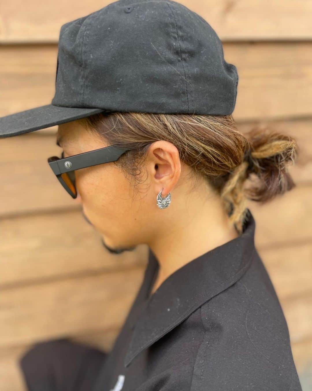 伊勢谷友介のインスタグラム：「@スノーボード界の勇、佐藤秀平がshustagram がピアスの写真を送ってくれた！ めちゃくちゃ良い感じ❣️ 髪の毛長くて着けるのがっこ良い〜♪ 嬉しいですありがとう❗️」