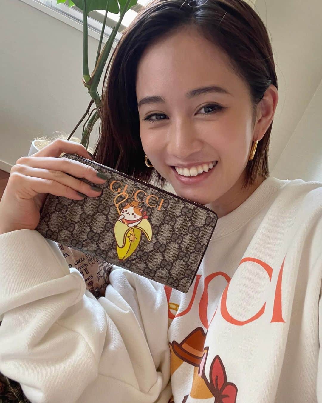 前田敦子のインスタグラム：「. 息子が可愛いって喜んでます💕  #GUCCI #ばなにゃ」