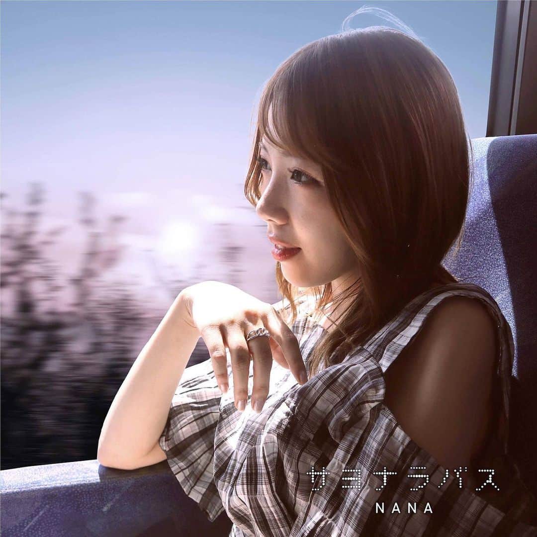 菜々のインスタグラム：「新曲『サヨナラバス』 8/20より配信決定しました🥹👏 iTunesStoreより 予約注文は開始しています！  素敵なメンバーに感謝です✨  Gt. 吉田啓一 @keketan0930  Ba. ゆずポン酢 Key. ERI  Dr. 吉岡拓馬 Mix & Masterring：岸 利至　 Design つじめい　@fit_u_design」