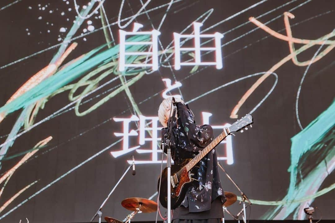 のインスタグラム：「. 感覚ピエロのセットリスト、LOTUS STAGE、いかがでしたでしょうか？ 代打とはいえ、全力でステージ楽しませて頂きました。  今日このロッキンで歌う「O・P・P・A・I」は、世界一。なんつって。 ありがとうございました！  photographer @kawado_photo」