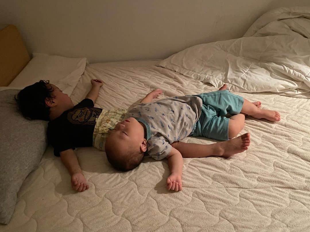 江原千鶴（エハラチヅル）のインスタグラム：「子供の寝顔って何でこんなに可愛いんだろう。  そして朝はとわ社長を囲んで会合が行われていました💕笑  #エハラ家#エハラキッズ #子供#寝顔」