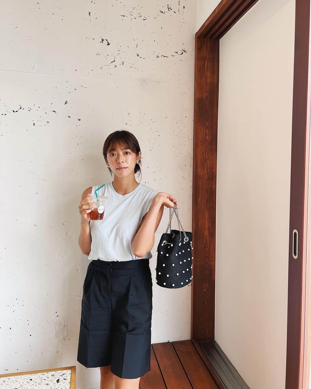 わちみなみのインスタグラム：「今日、サウナYouTubeアップしたよ☺️  かわいいストローバッグ🧺  わたしはパールが好きだからうれしい、、作りもかなりしっかり🤍  @maisonlorna   #bag #myfavorite  #かごバッグ #カゴバッグコーデ」
