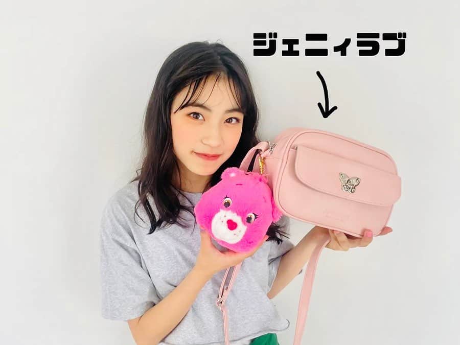 ニコ☆プチのインスタグラム：「👜💖⁉️  ぬきうち！？ バッグの中身チェックシリーズ🙌🏻  カジュアルコンビの ヒヨリ＆ワカナに見せてもらったよ🙈💞  ヒヨリのバッグはこんなかんじ！ ちょうちょがキュートな1枚目のバッグは ハルハが紹介していたもののいろち🦋💗🖤 ストーリーズから飛んでね✈︎  #白水ひより #ジェニィラブ #バッグの中身 #fjc #09 #中学1年生 #ニコプチ #ワカヒヨ #ケアベア」