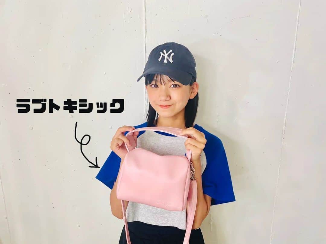 ニコ☆プチのインスタグラム：「👜💖⁉️  ワカナもピンクのバッグだったよ💗💞❕ ヒヨリとカラーおそろ🙈💗  プチ㋲内でピンクバッグがブームなのかも😘❔ ピンクっていーよね🌸  中身はニコ☆プチネットでチェックしてね✌🏻🌈 ストーリーズからGO!!✈︎🖤  ぬきうちシリーズはまだまだ続く…⁉️  #葉山若奈 #ラブトキシック #wego #バッグの中身 #ljs #小学6年生 #ニコプチ #ワカヒヨ」