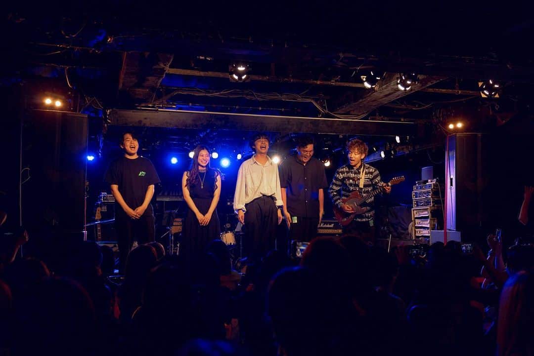 安藤祐輝のインスタグラム：「改めまして、8／9ワンマンライブ　トイプードル~出逢えた奇跡~にお越しくださり本当にありがとうございました😊配信でみてくれたみんなも本当にありがとうございました☺︎楽しかったですか？ 今でも俺は余韻に浸って何度も何度もLiveを見返してます🥲本当に楽しかった。楽しすぎたよ🥹みんなで沢山泣いて沢山笑って沢山はしゃいで、そんな姿を見ながらステージの上で歌える事がどれだけ幸せなことか😭今年は恐らくワンマンライブはないけれど、来年はもっともっと大きい舞台で必ずやります。新曲の「渋谷のトイプードル」どうでしたか？🐶 あなたに、一人一人に心を込めて作りました😊みんなが真剣な純粋な綺麗な瞳で聴いてくれて、とても嬉しかった🥹この曲は今年歌う事はないと思うけど、必ず表に出すので楽しみにしていてください☺︎そして、今年から音楽をやって本当によかった🤦‍♂️Live中も家に帰ってからも何度も何度も思いました。 音楽を正直諦めかけていた自分もいたので、今年思い切って路上ライブをやって本当によかった。 もうこれからは弱気にならず強気で前に進みます💪もちろん途中で挫ける時もあるけれど、みんないるしね☺️ずっといるしね☺️ そして、サポートしてくれたバンドメンバーこんな自由人に振り回されても嫌な顔一つせず一緒に作り上げてくれてありがとう。そして、Liveに携わってくれてサポートしてくれたスタッフの皆様カメラマンの皆様本当に本当にありがとうございました🌞お疲れ様でした！！！ そして、みんなの事が大好きです！！！ずっと仲良くしようね！！！！ずっと好きでいてください！！！！本当に本当にありがとうございました！！！！！！！ #あんどゆー #みんな大好き #幸せ #太陽 #ひまわり」