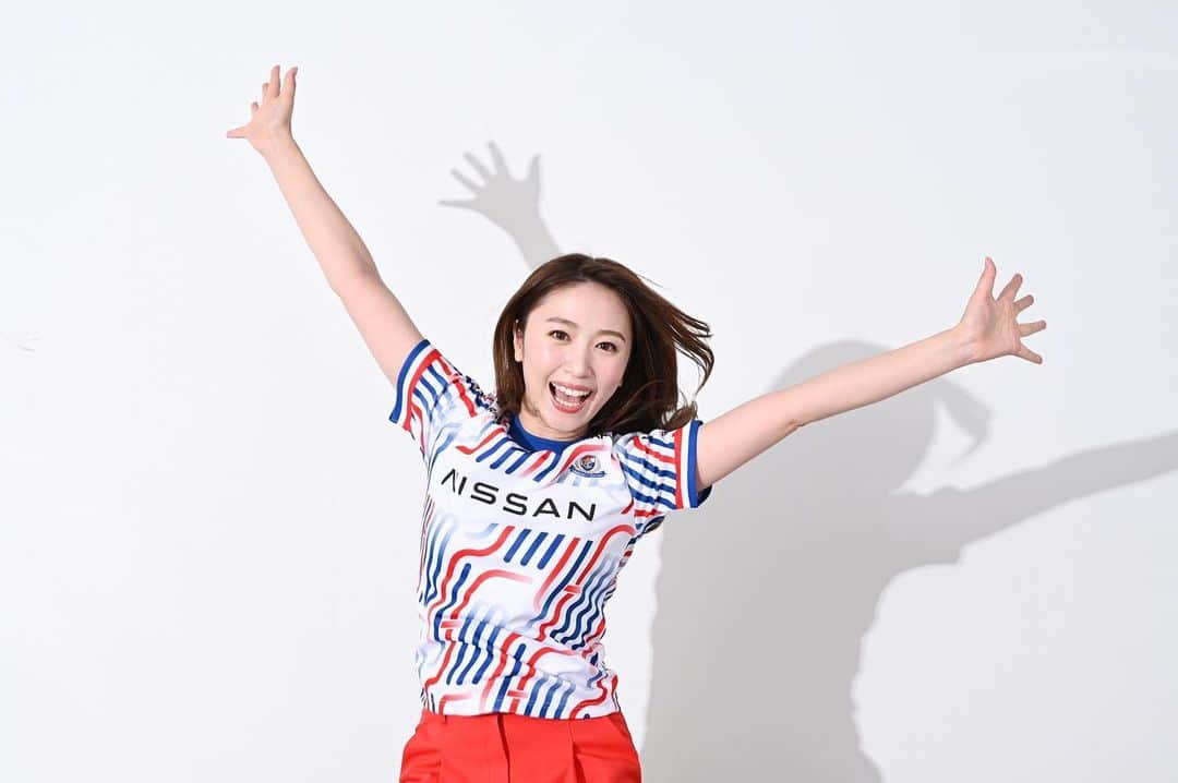 のインスタグラム：「⁡ こちらでは、撮っていただいた別の写真を💙 ⁡ とにかく"夏ユニ"がかわいすぎる！！👕 ユニ付きチケットをお持ちの方はフリーサイズ(L)とキッズサイズ(150cm)が選べるということで、私はキッズサイズの方を着ているのですが、ピタッと着るのもかわいかったのでおすすめ🥰 ⁡ ⁡ あとは天候… どうにか台風さん…お願いします🌀 ⁡ ⁡ #fmarinos」