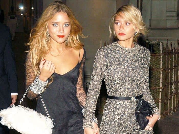 オルセン姉妹（ファンアカウント）のインスタグラム：「👯‍♀️🖤 #mkastyle」
