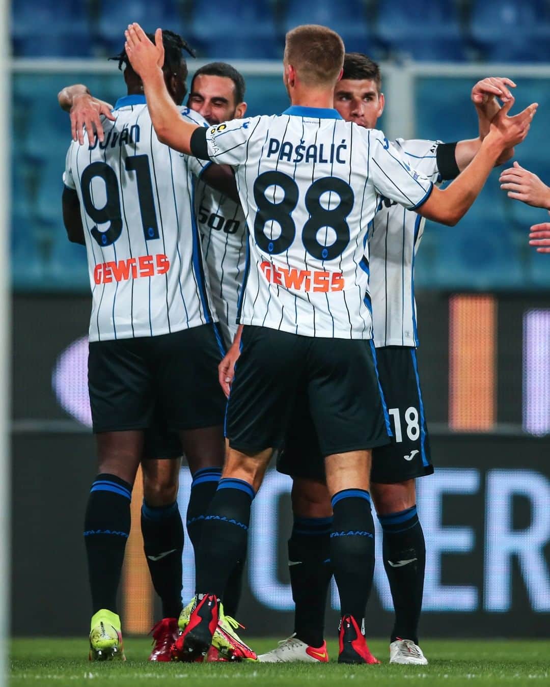アタランタBCのインスタグラム：「Dalla nostra ultima visita al Ferraris, sponda blucerchiata 🤙🏾  From our last clash against Samp 👨🏼‍🏫  #GoAtalantaGo ⚫️🔵 #Atalanta #BergAMO #ForzaAtalanta」