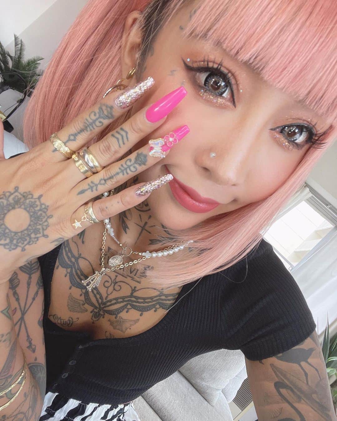 泉麻那のインスタグラム：「.  New nails💅💓💓  💅 @koawood_iku_725  🦶🏾 @bob_nali   いくちゃん新店舗オープンおめでとう🥰🎊 池袋東口から徒歩10分🙋‍♀️ ピンクはいくちゃんに混ぜてもらって作ったオリジナルピンク💓 キラキラも2種類混ぜてオリジナルなんだー✨ 蝶々とお花も可愛すぎて毎日見惚れ中🦋🌼  フットもマグマネットとキラキラホロでめっちゃ可愛い🥺 まじでぼぶちゃんのとこのカラーとかミラーとかが多さ半端ないから絶対自分がやりたいネイルできます🙆‍♀️♥️  今回も大満足すぎるネイル達💋💋  #new nail #nail #nails #ネイル #スカルプ #newネイル」