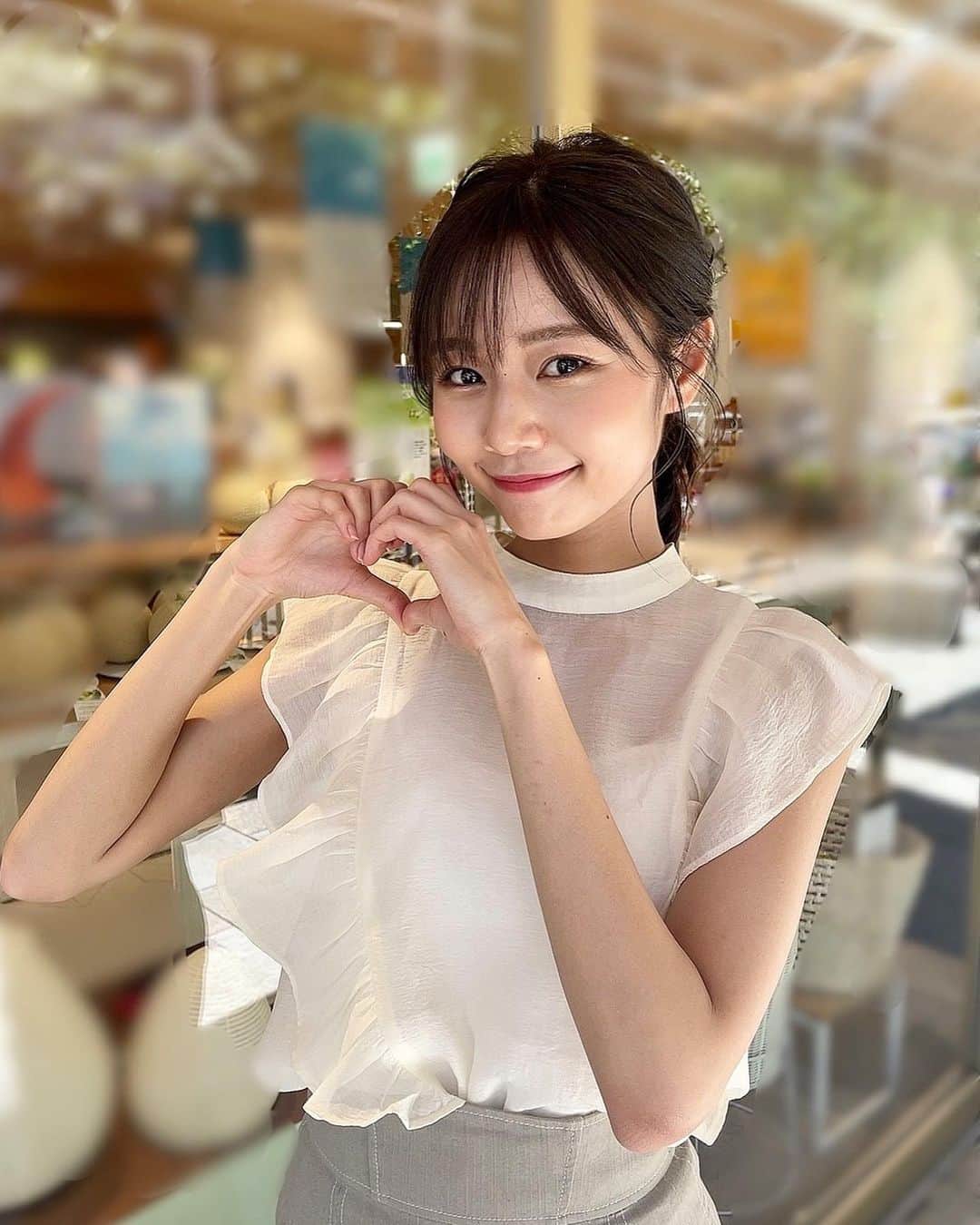 杉浦みずきのインスタグラム：「. 出演情報⚽️  明日、8月13日（土）午前11時15分〜テレビ朝日にて放送の、 ラブ！！Ｊリーグに、 グルメのリポーターとして出演します！ ちょこっとなので、見逃さないでね〜😂 番組のハートポーズ💓  @lovej_tvasahi」