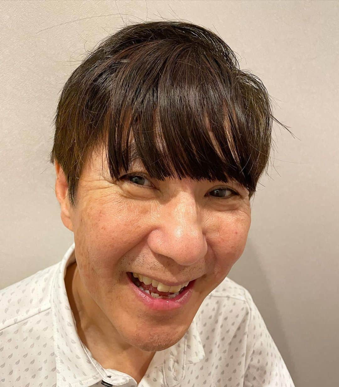 関根麻里さんのインスタグラム写真 - (関根麻里Instagram)「孫に前髪をつけてもらったドゥドゥ。 似合うかしら？（笑）」8月12日 19時57分 - marisekine