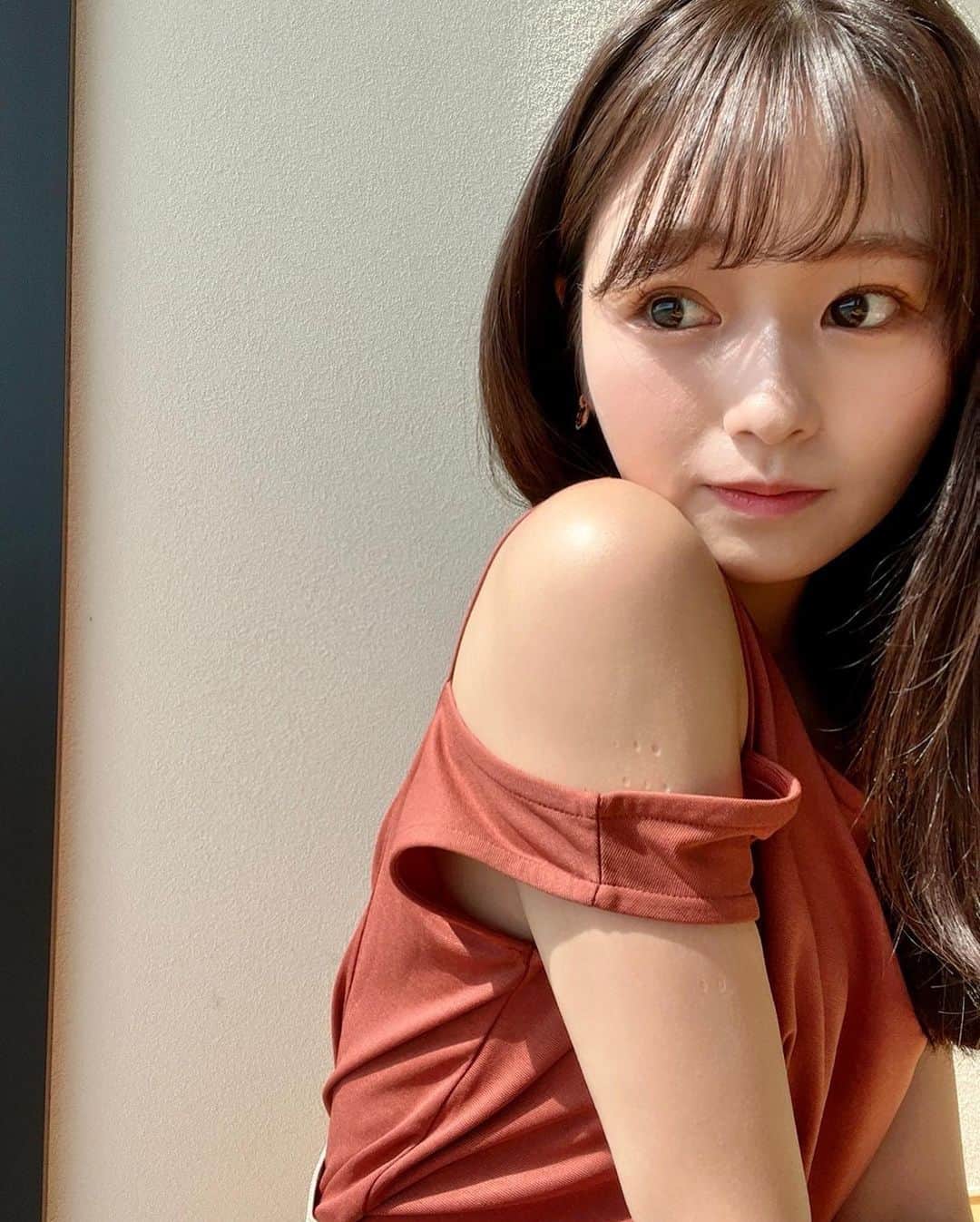 奥原ゆきののインスタグラム：「ひとりごとなんだけどね、 . 私は自分に甘い人間なので、 無意識のうちに視野が狭くなり、リスクが少なく楽な方に 引っ張られてしまいます。 . そんな時、原動力/目標/なりたい人物像ってなんだったっけ？ とそっと手を差し伸べてくれる人がいること。 まだまだやれるよと期待してくれる人がいること。 本当に幸せなことだと思います。 そして、こうして応援して下さる方がいることも。 . 学生で社会に飛び込んで色々な経験をすればする程、 自信がなくなって、いつの間にか高校生の時、SFCに行きたいと思った原点、達成したいビジネスモデル、それによって繋がる理想の社会像を追いかけることを どこかに置いてきてしまってたなぁと。 . また腹括って喝入れて、心の底からわくわくする人生を歩もう  そう思った1日でした☘️ . まだまだ未熟だけど、もっともっと頑張るのでこれからも見守ってください！🐨 . . #学生起業 #女性起業家 #慶應義塾大学」
