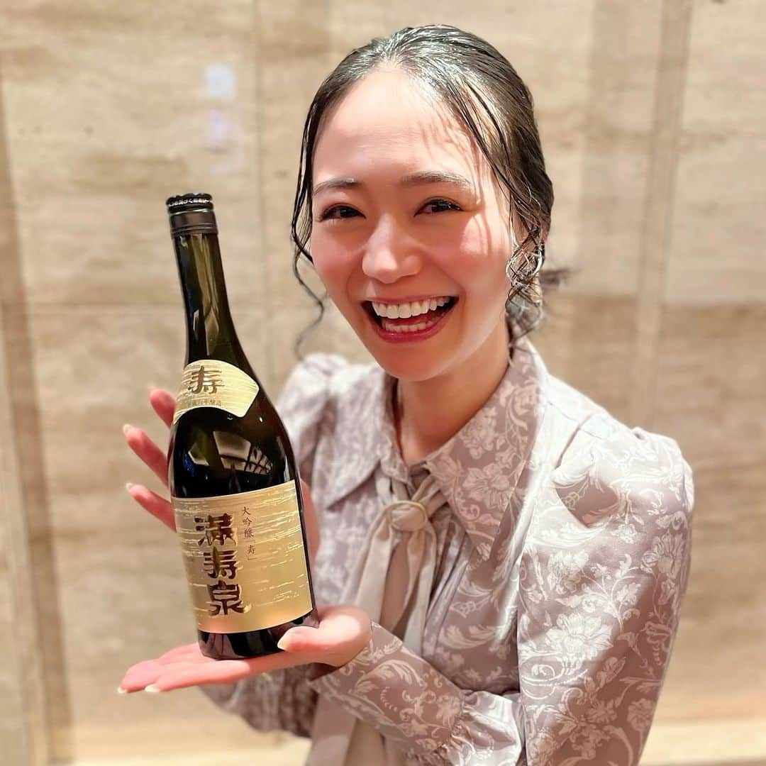 緑川静香さんのインスタグラム写真 - (緑川静香Instagram)「【しーたん日本酒録】 ⁡ 桝田酒造店@富山 満寿泉 大吟醸 寿  平成6年醸造 ⁡ 洗練されたフラッグシップ酒。の27年熟成。 ⁡ 暑さに耐えられなくなった今、思い切って飲んだら全部がふっとぶおどろきの厚み。 ⁡ #しーたん日本酒録 #桝田酒造店 #富山 #満寿泉 #大吟醸 #寿 #日本酒 #日本酒女子 #sake #japanesesake  #上品な色気 #でも円熟した厚みも持ち合わせてる #熟成してるとはいえ幅広い層から好かれる味 #余韻も心地よい #こんな熟成の仕方したいね #こんな女性いたら好きになっちゃうぜ #貴重なお酒だ #ずっと保存していて更新していなかった酒シリーズ #更新していきます」8月12日 20時21分 - midorikawa_shizuka